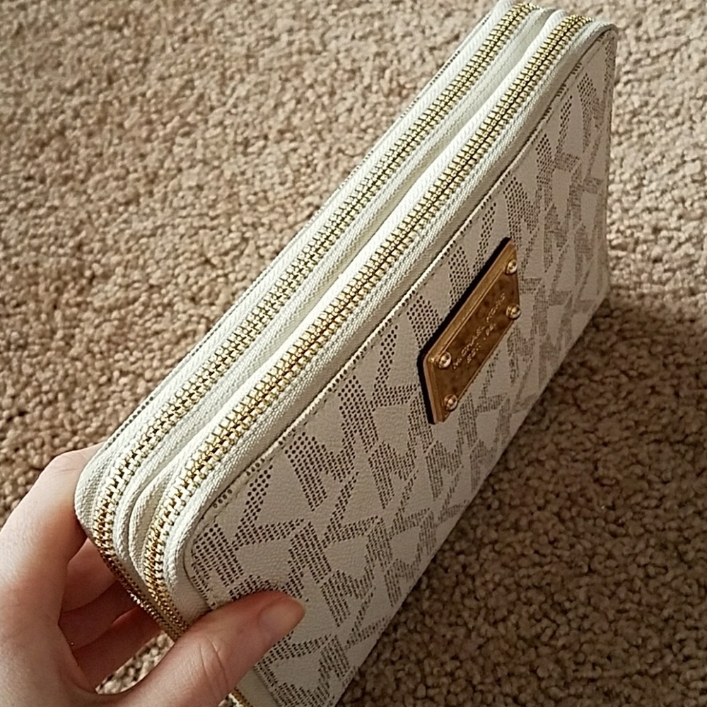Large Michael Kors clutch/wallet - Picture 3 of 7